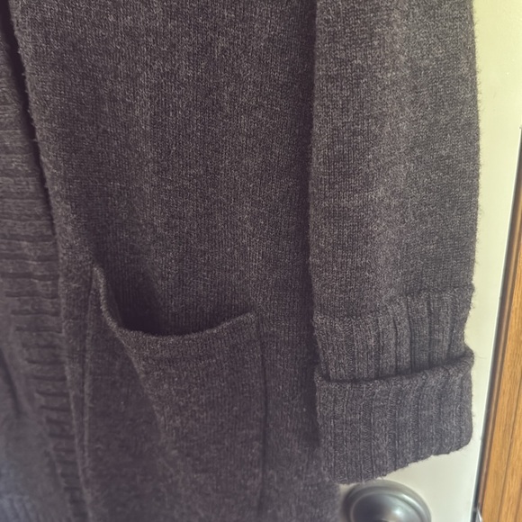 Kinross Cashmere Long Gray Cardigan with Plush Fur Collar - Picture 6 of 10